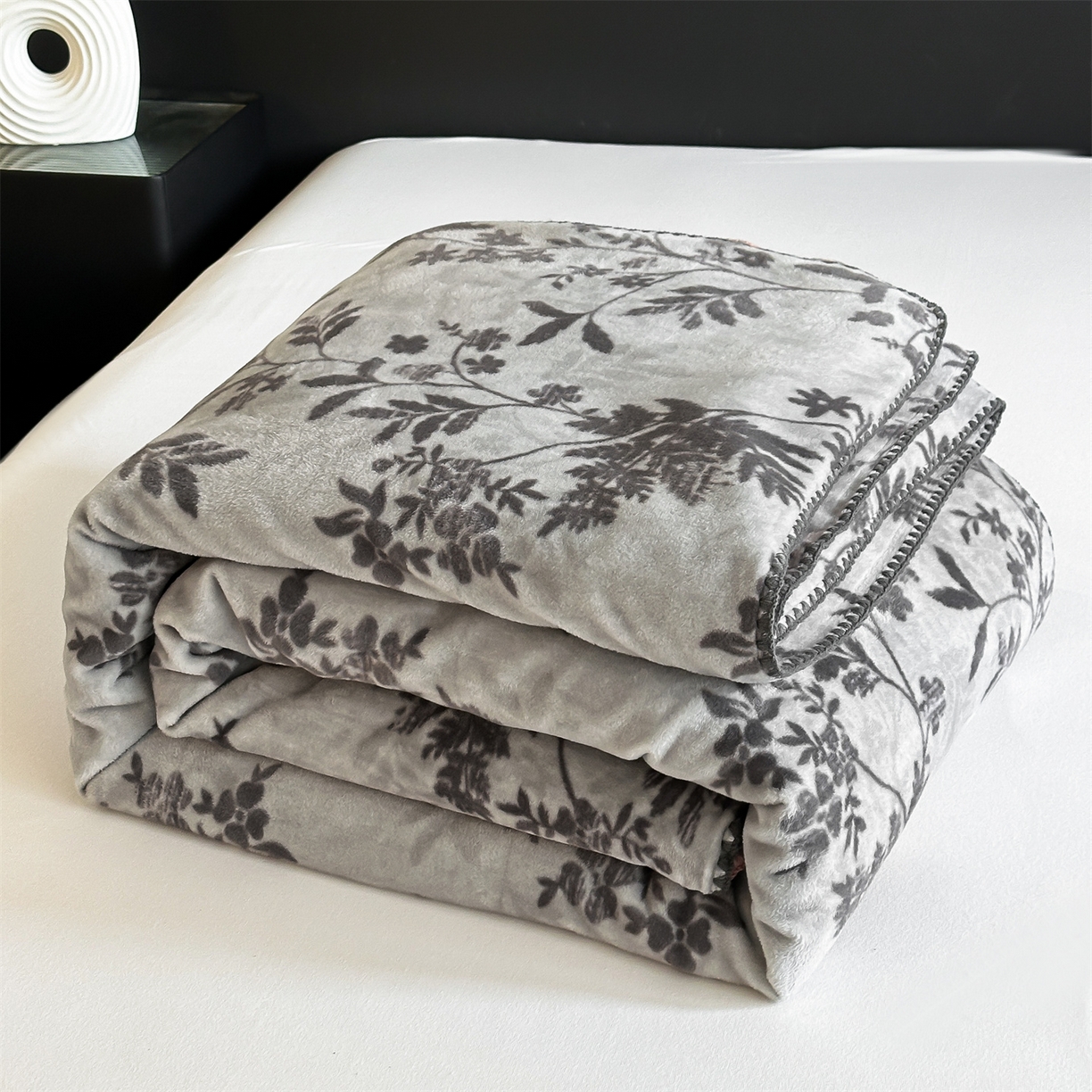 91家纺网 家纺一手货源 找家纺 安力森/诚臻酒店用品 2025新款天竺绒数码印花轻奢盖毯 月影-灰色