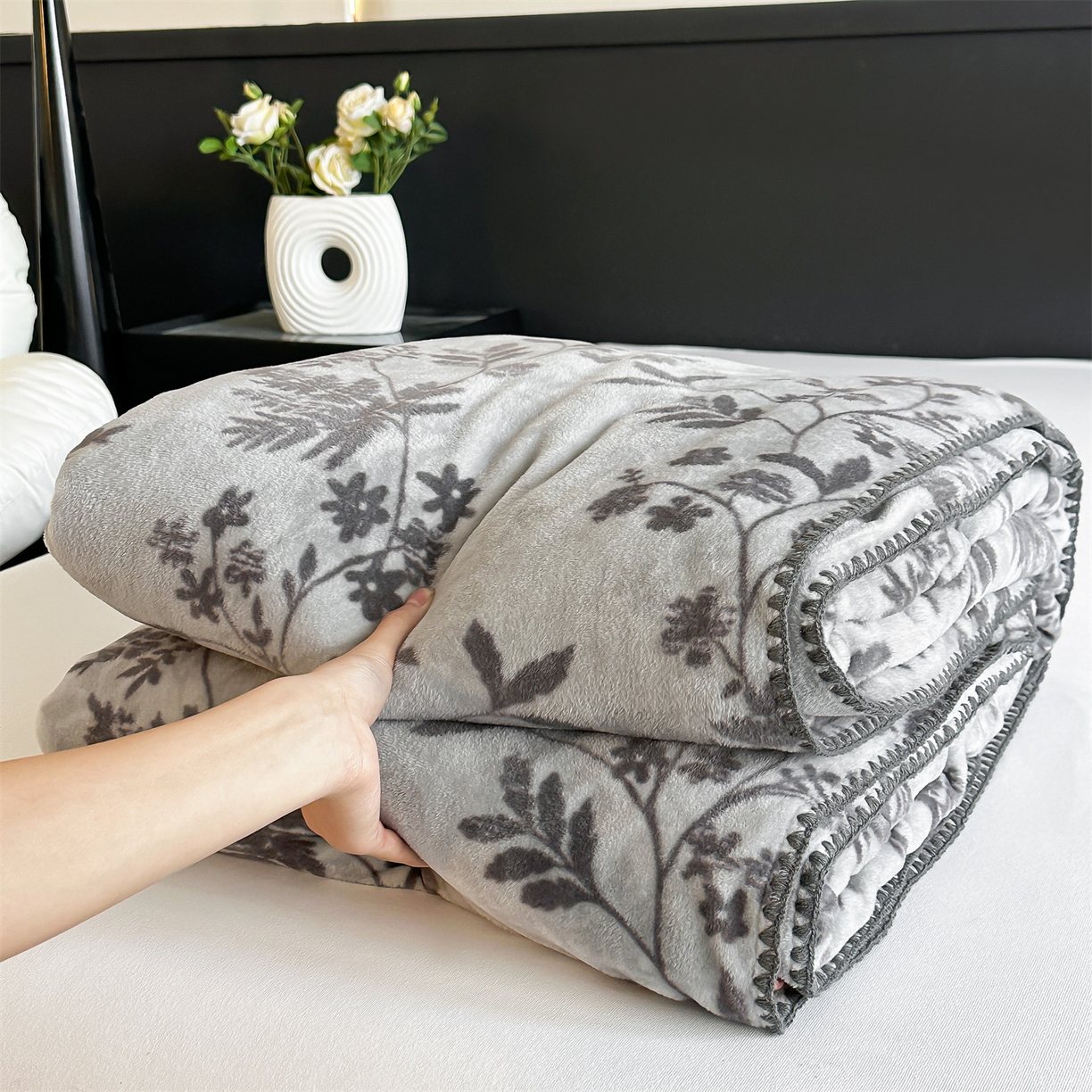 91家纺网 家纺一手货源 找家纺 安力森/诚臻酒店用品 2025新款天竺绒数码印花轻奢盖毯 月影-灰色