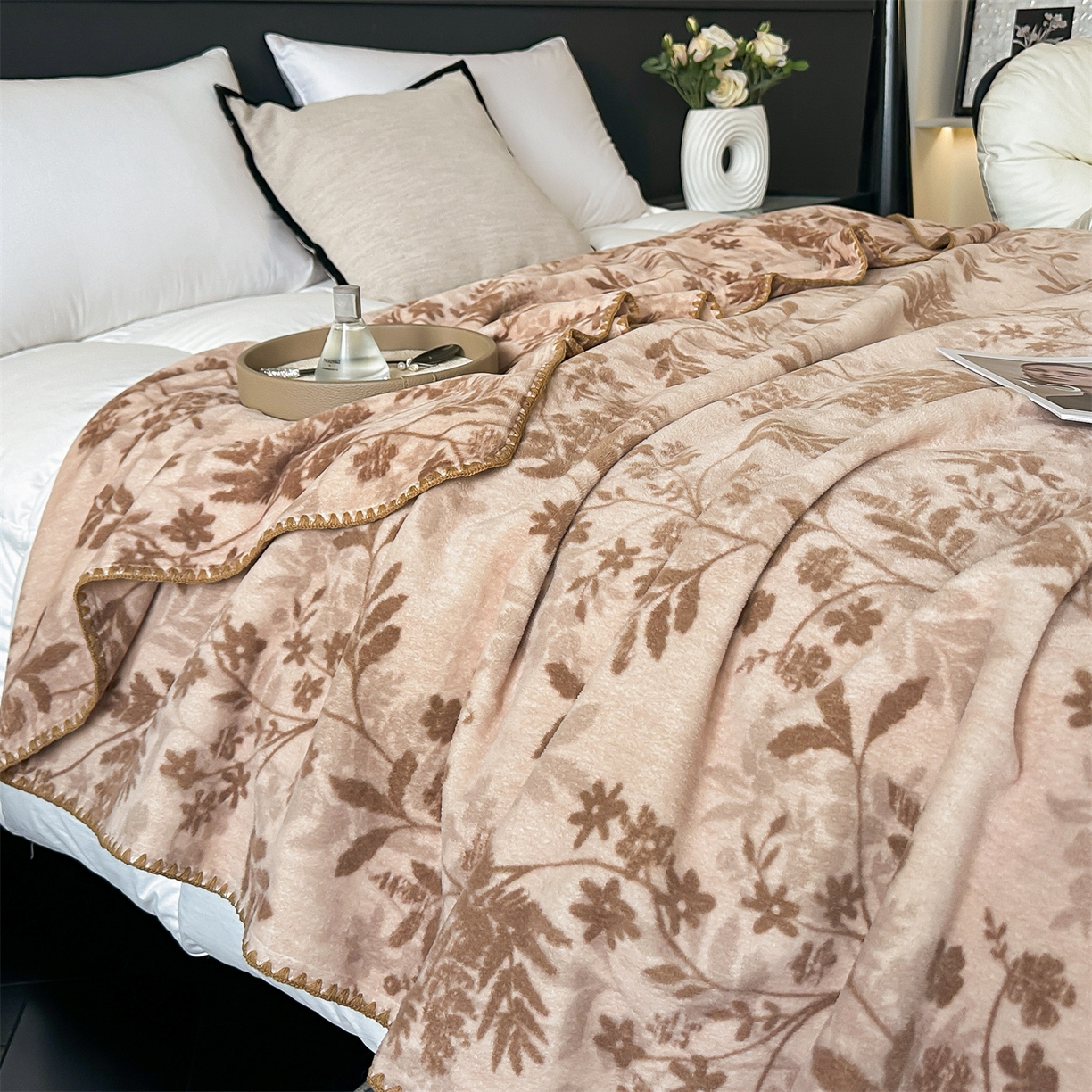 91家纺网 家纺一手货源 找家纺 安力森/诚臻酒店用品 2025新款天竺绒数码印花轻奢盖毯 月影-驼色