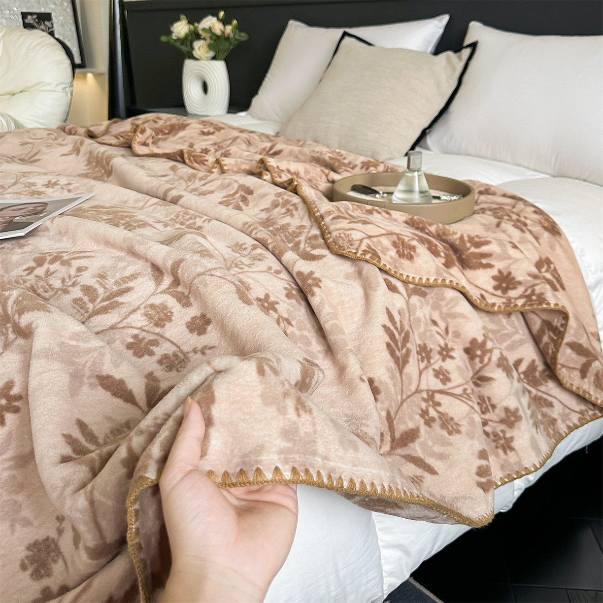 91家纺网 家纺一手货源 找家纺 安力森/诚臻酒店用品 2025新款天竺绒数码印花轻奢盖毯 月影-驼色