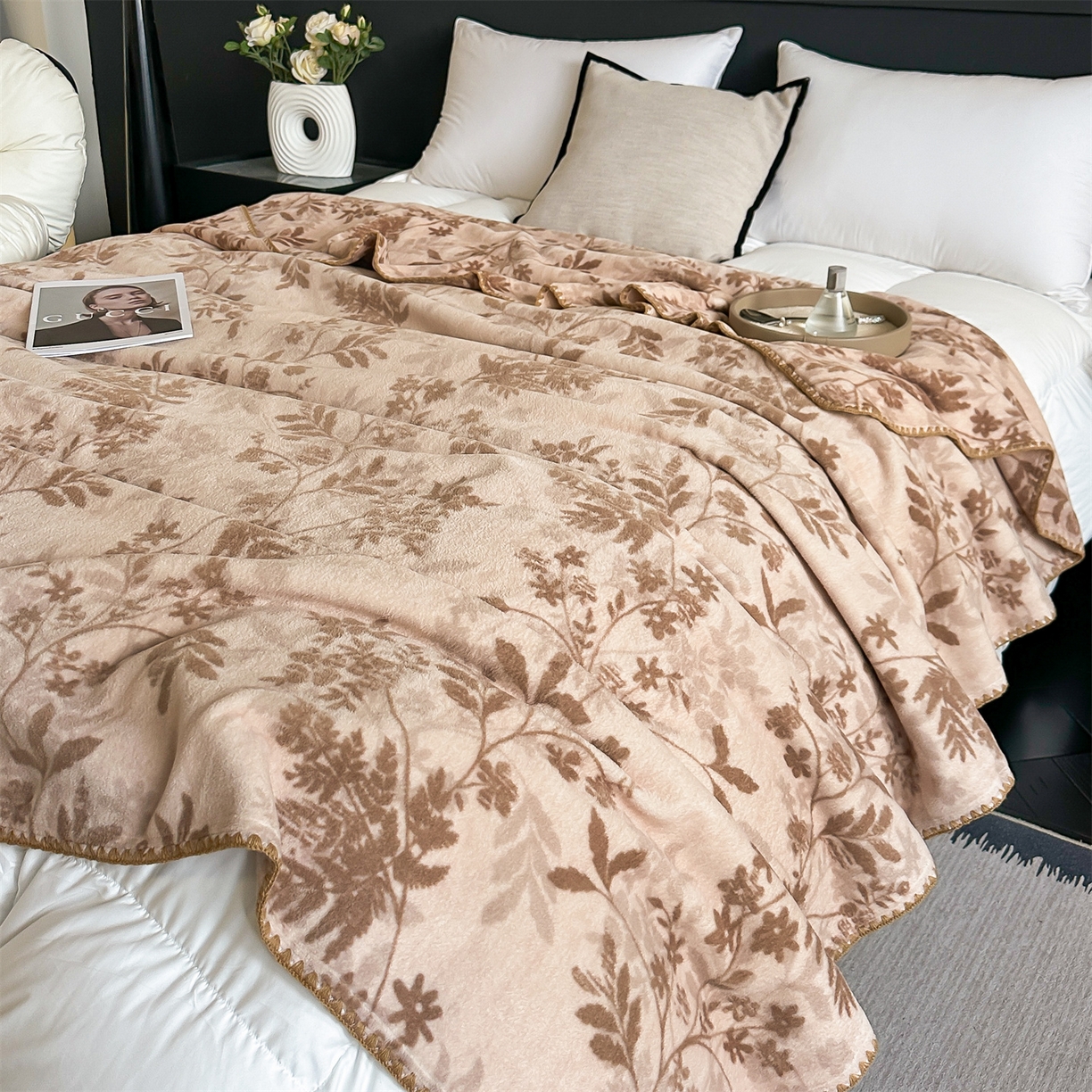 91家纺网 家纺一手货源 找家纺 安力森/诚臻酒店用品 2025新款天竺绒数码印花轻奢盖毯 月影-驼色