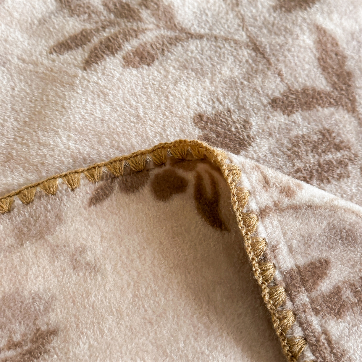 91家纺网 家纺一手货源 找家纺 安力森/诚臻酒店用品 2025新款天竺绒数码印花轻奢盖毯 月影-驼色