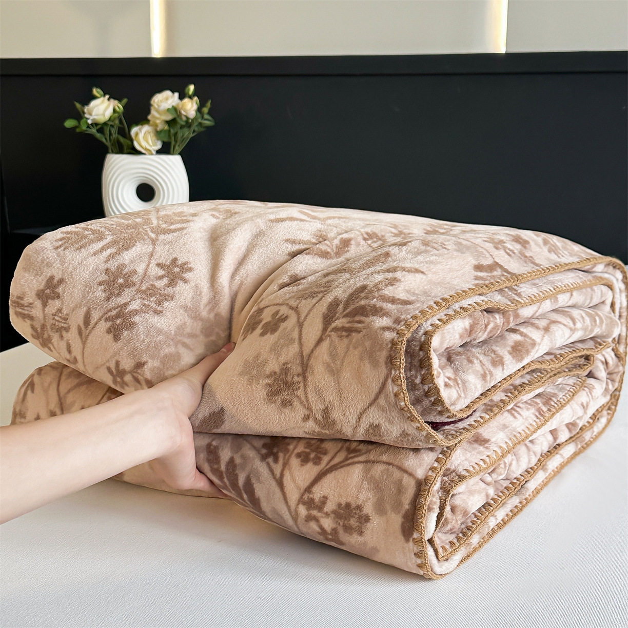 91家纺网 家纺一手货源 找家纺 安力森/诚臻酒店用品 2025新款天竺绒数码印花轻奢盖毯 月影-驼色