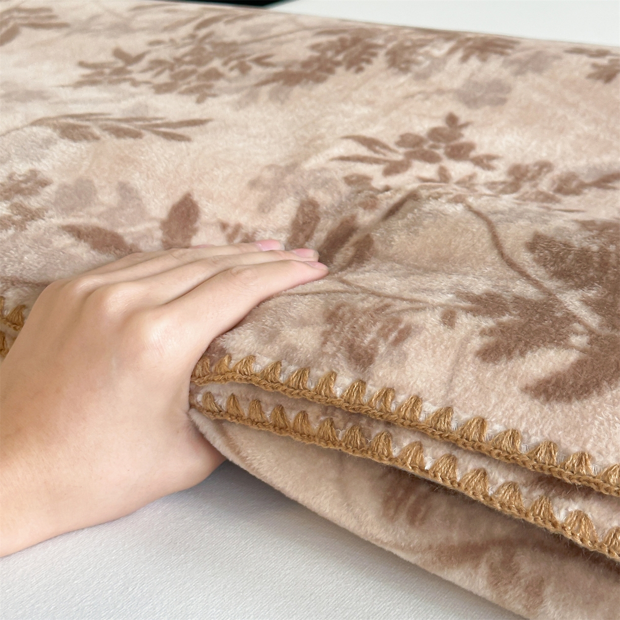 91家纺网 家纺一手货源 找家纺 安力森/诚臻酒店用品 2025新款天竺绒数码印花轻奢盖毯 月影-驼色