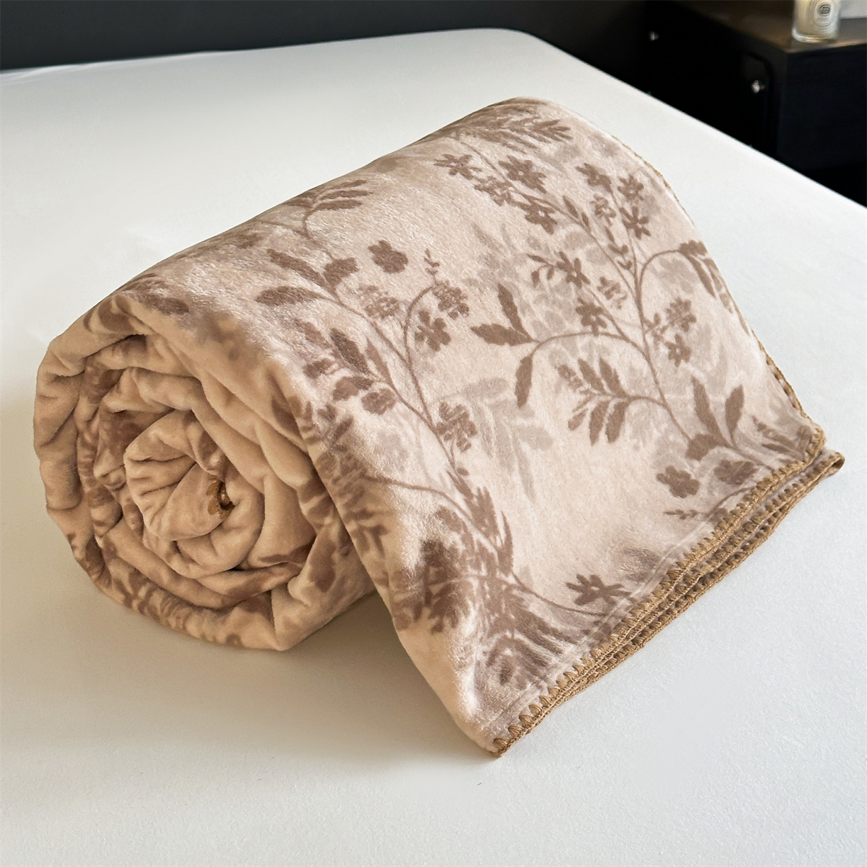 91家纺网 家纺一手货源 找家纺 安力森/诚臻酒店用品 2025新款天竺绒数码印花轻奢盖毯 月影-驼色