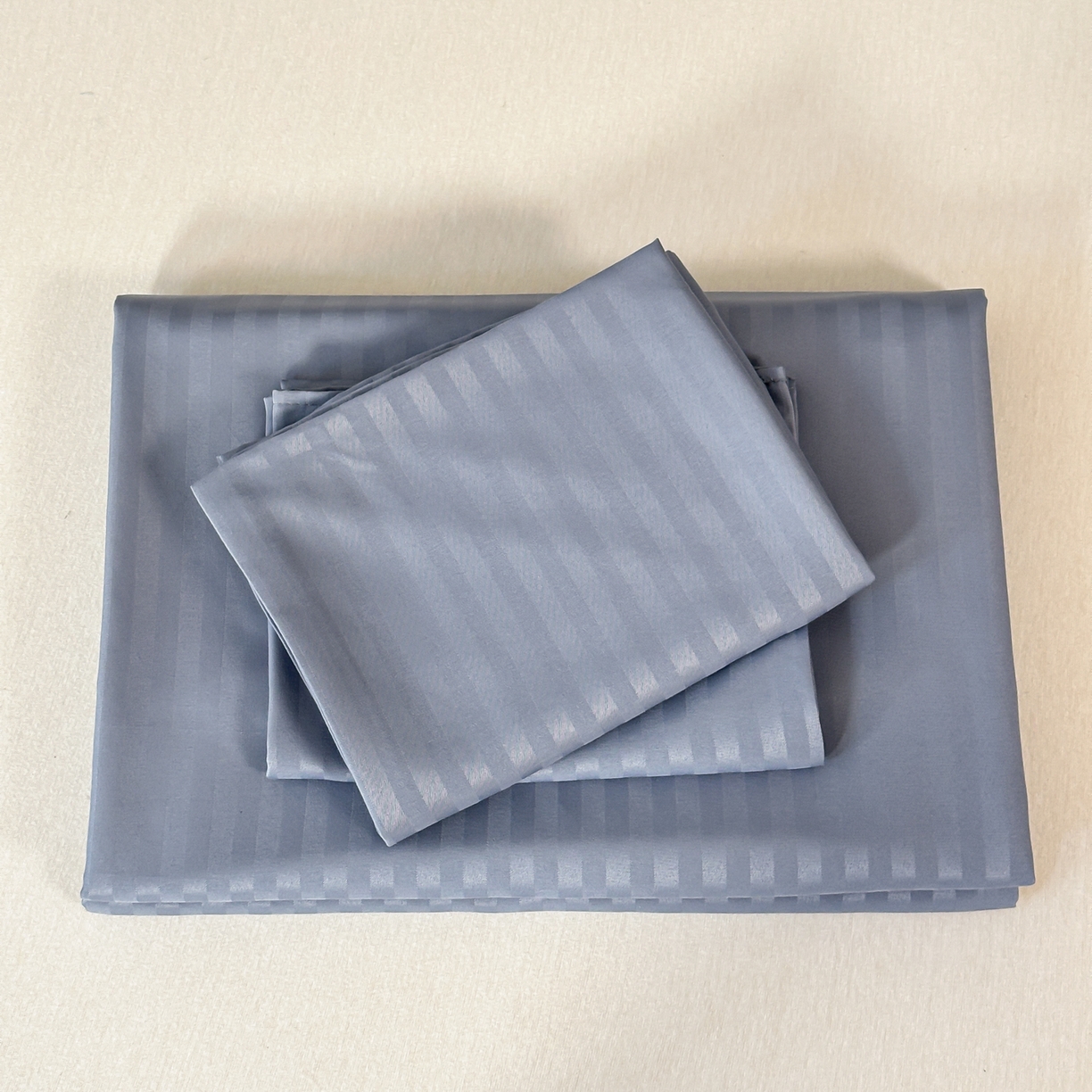 91家纺网 家纺一手货源 找家纺 安力森/诚臻酒店用品 2025新款酒店布草床单高支高密缎条款床笠三件套月子中心养老院机构专用床品 灰蓝色