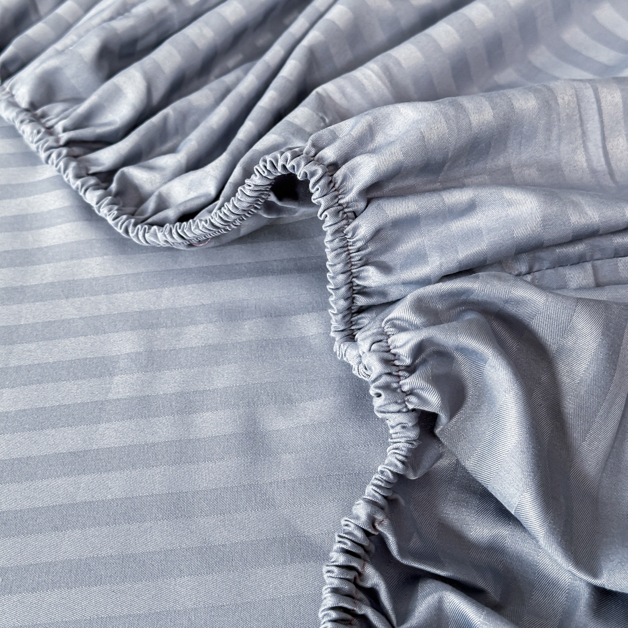 91家纺网 家纺一手货源 找家纺 安力森/诚臻酒店用品 2025新款酒店布草床单高支高密缎条款床笠三件套月子中心养老院机构专用床品 灰蓝色