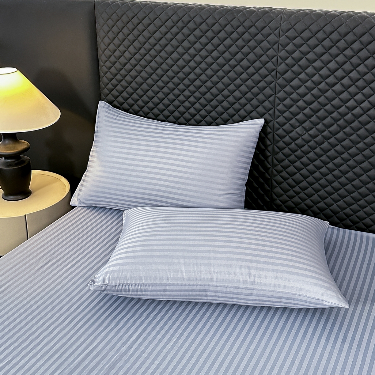 91家纺网 家纺一手货源 找家纺 安力森/诚臻酒店用品 2025新款酒店布草床单高支高密缎条款床笠三件套月子中心养老院机构专用床品 灰蓝色