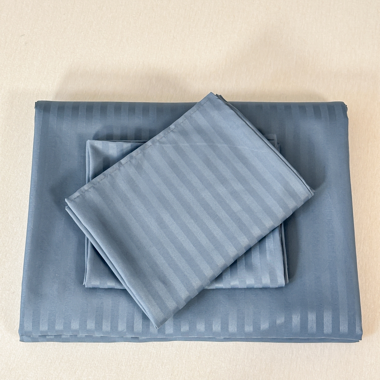 91家纺网 家纺一手货源 找家纺 安力森/诚臻酒店用品 2025新款酒店布草床单高支高密缎条款床笠三件套月子中心养老院机构专用床品 雾霾蓝