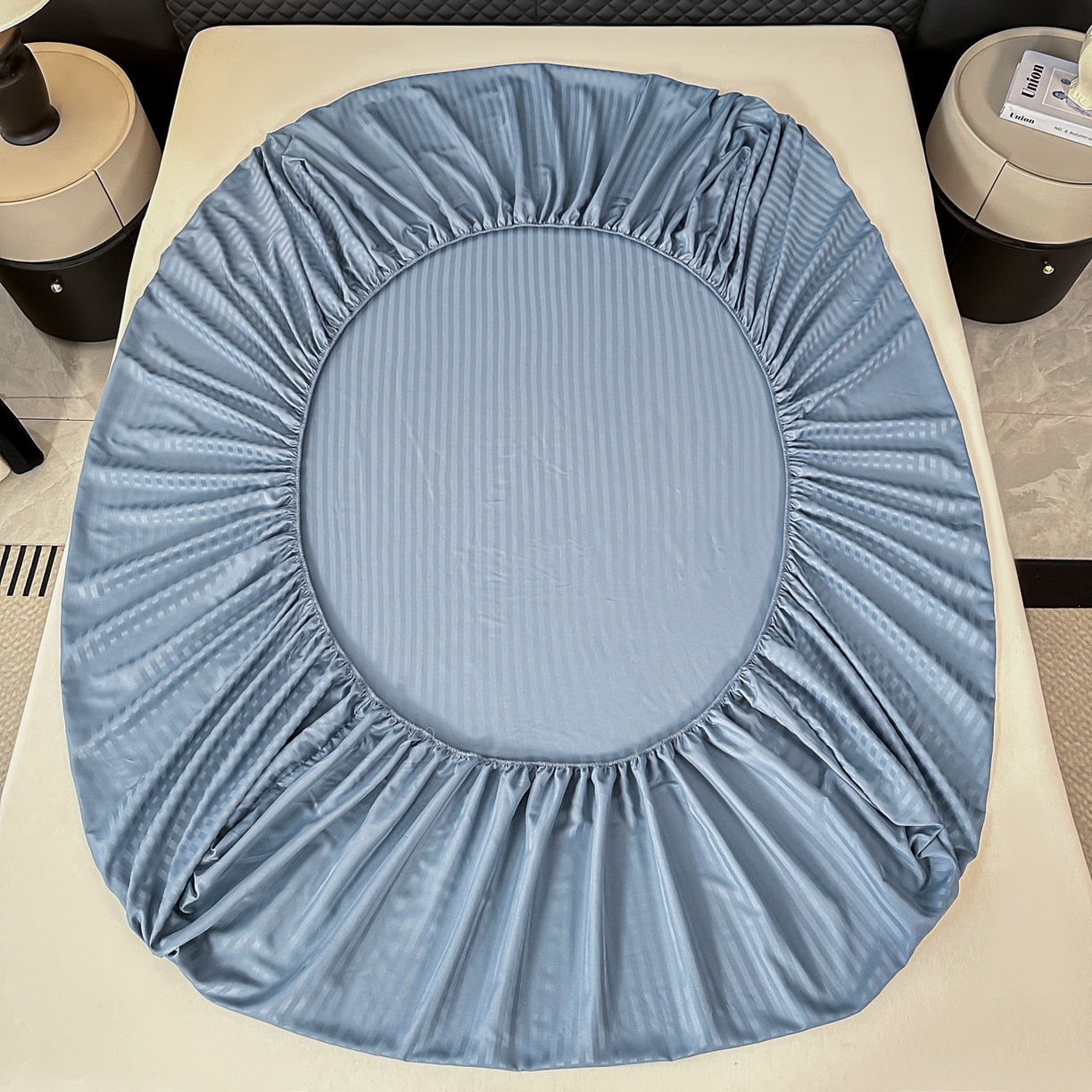 91家纺网 家纺一手货源 找家纺 安力森/诚臻酒店用品 2025新款酒店布草床单高支高密缎条款床笠三件套月子中心养老院机构专用床品 雾霾蓝