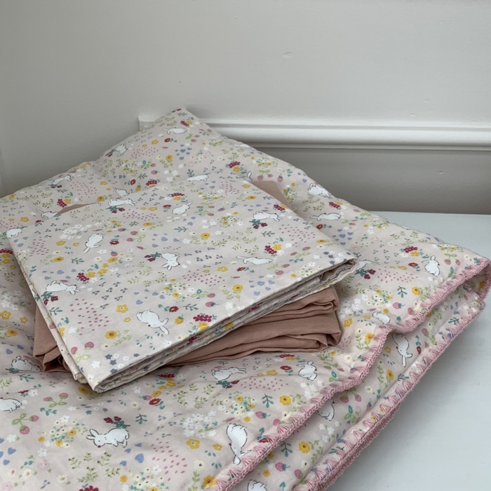 91家纺网 家纺一手货源 找家纺 源启生活 2025新款A类贝壳边款双层纱夏被 粉兔兔