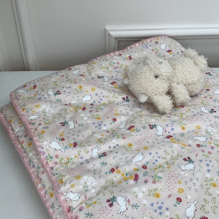 91家纺网 家纺一手货源 找家纺 源启生活 2025新款A类贝壳边款双层纱夏被 粉兔兔