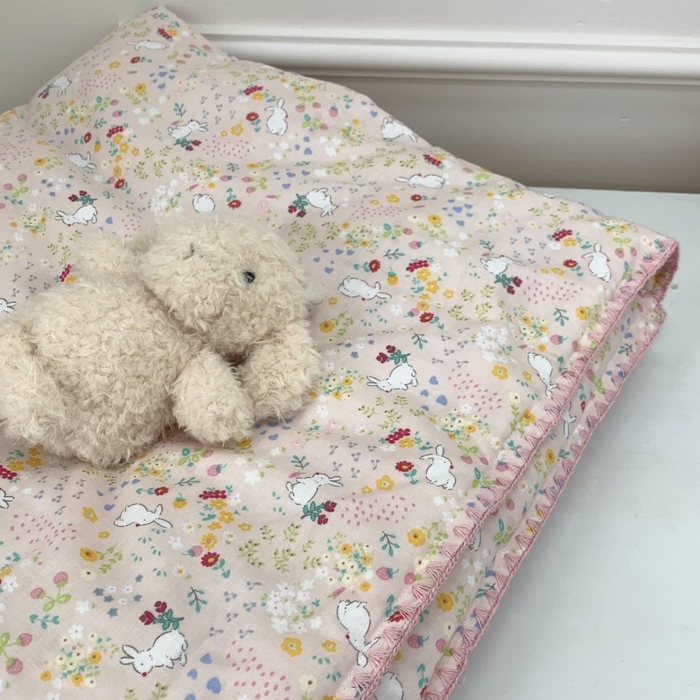 91家纺网 家纺一手货源 找家纺 源启生活 2025新款A类贝壳边款双层纱夏被 粉兔兔