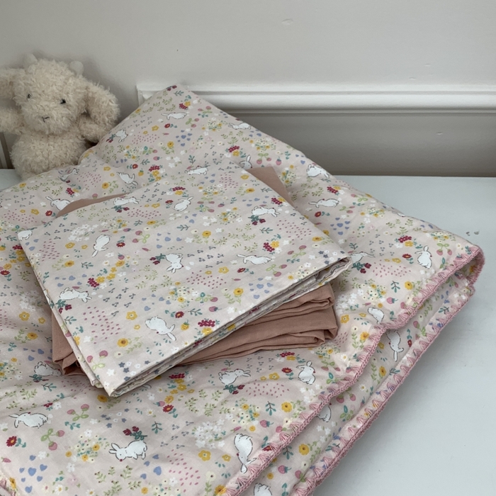 91家纺网 家纺一手货源 找家纺 源启生活 2025新款A类贝壳边款双层纱夏被 粉兔兔