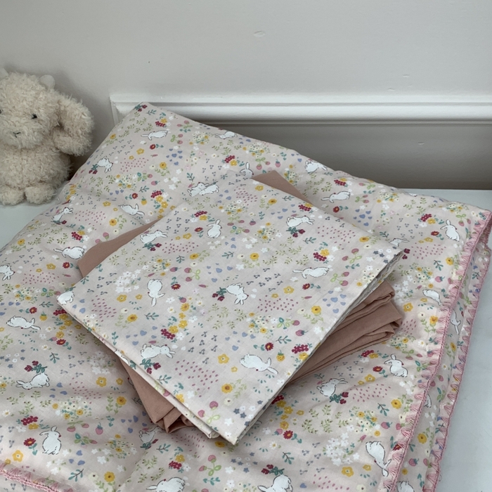 91家纺网 家纺一手货源 找家纺 源启生活 2025新款A类贝壳边款双层纱夏被 粉兔兔