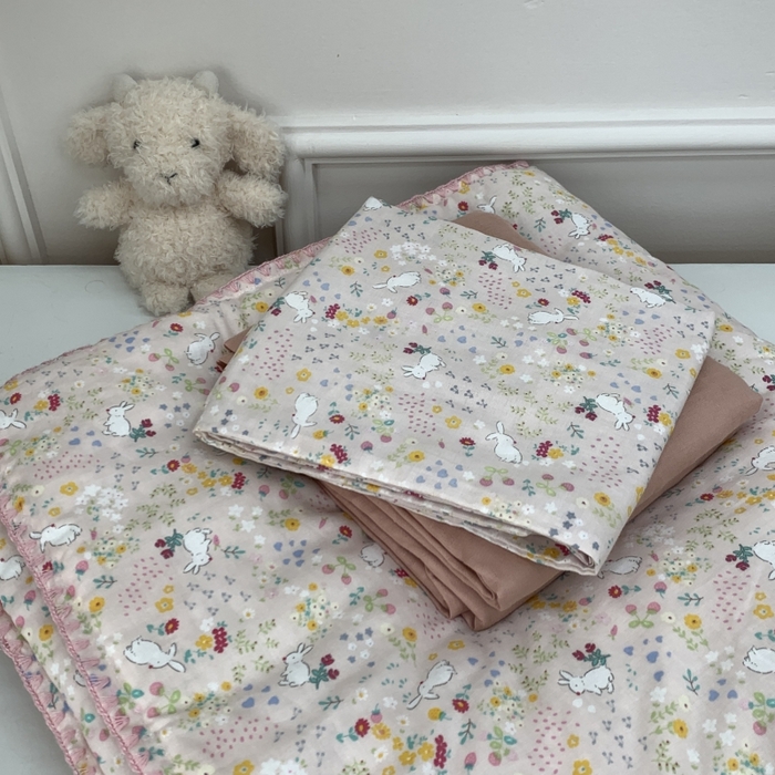 91家纺网 家纺一手货源 找家纺 源启生活 2025新款A类贝壳边款双层纱夏被 粉兔兔