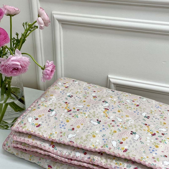 91家纺网 家纺一手货源 找家纺 源启生活 2025新款A类贝壳边款双层纱夏被 粉兔兔