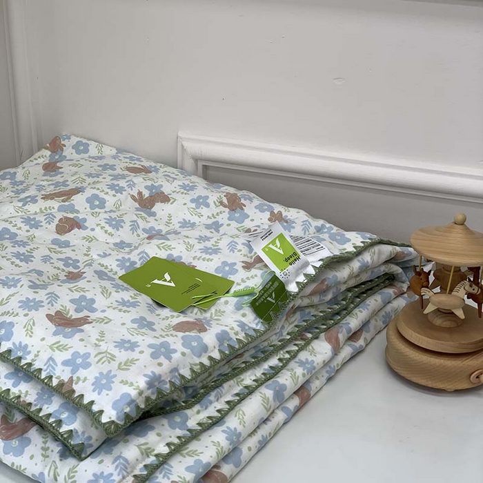 91家纺网 家纺一手货源 找家纺 源启生活 2025新款A类贝壳边款双层纱夏被 蓝汀兔