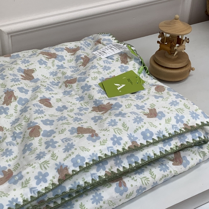 91家纺网 家纺一手货源 找家纺 源启生活 2025新款A类贝壳边款双层纱夏被 蓝汀兔