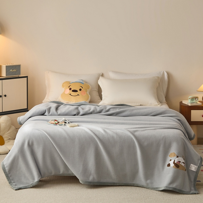 91家纺网 家纺一手货源 找家纺 皇寝世家家居 2025新款仿绵羊绒毛毯兔绒毯办公室午睡毯子毛巾被 四季空调沙发盖毯 银灰