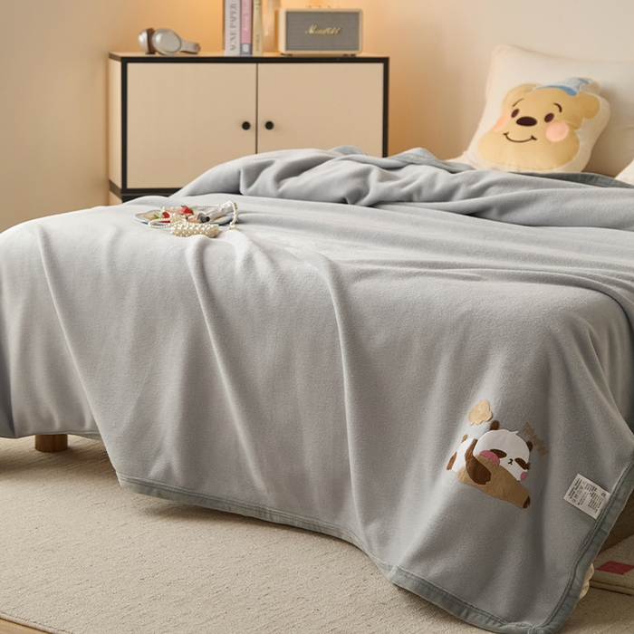 91家纺网 家纺一手货源 找家纺 皇寝世家家居 2025新款仿绵羊绒毛毯兔绒毯办公室午睡毯子毛巾被 四季空调沙发盖毯 银灰