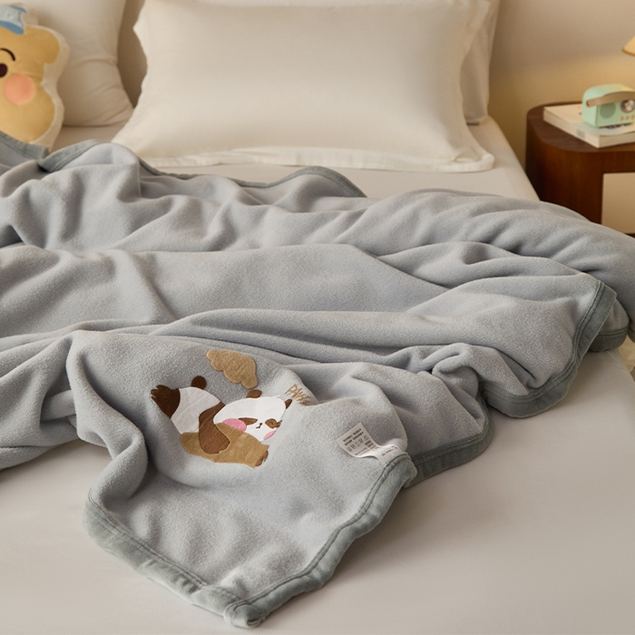 91家纺网 家纺一手货源 找家纺 皇寝世家家居 2025新款仿绵羊绒毛毯兔绒毯办公室午睡毯子毛巾被 四季空调沙发盖毯 银灰