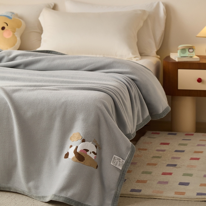 91家纺网 家纺一手货源 找家纺 皇寝世家家居 2025新款仿绵羊绒毛毯兔绒毯办公室午睡毯子毛巾被 四季空调沙发盖毯 银灰