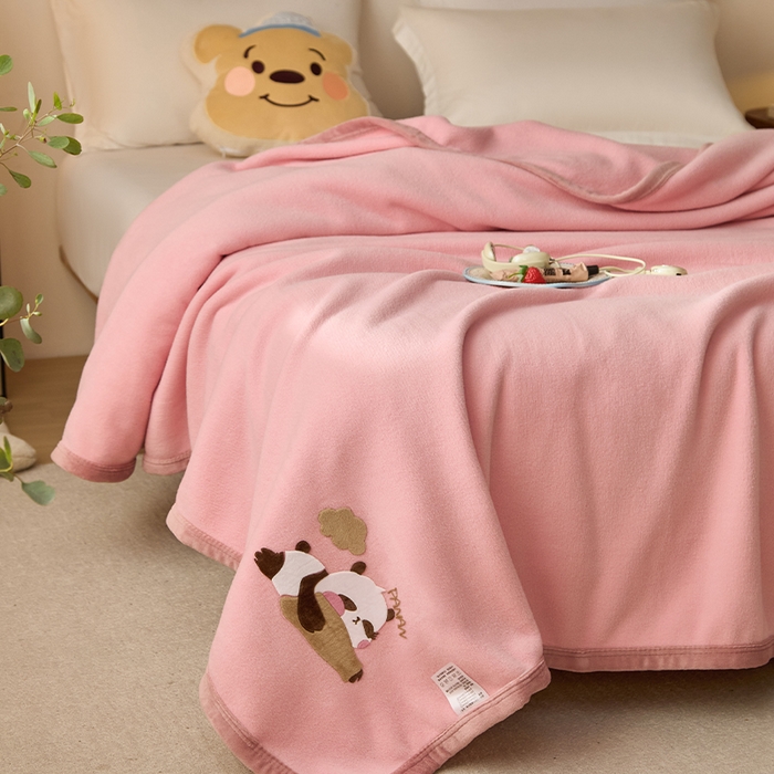 91家纺网 家纺一手货源 找家纺 皇寝世家家居 2025新款仿绵羊绒毛毯兔绒毯办公室午睡毯子毛巾被 四季空调沙发盖毯 粉色