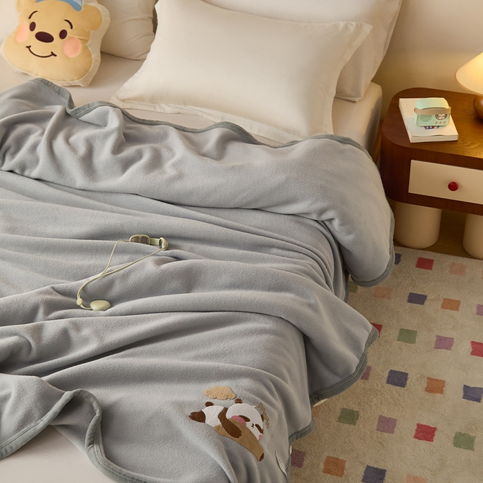 91家纺网 家纺一手货源 找家纺 皇寝世家家居 2025新款仿绵羊绒毛毯兔绒毯办公室午睡毯子毛巾被 四季空调沙发盖毯 银灰