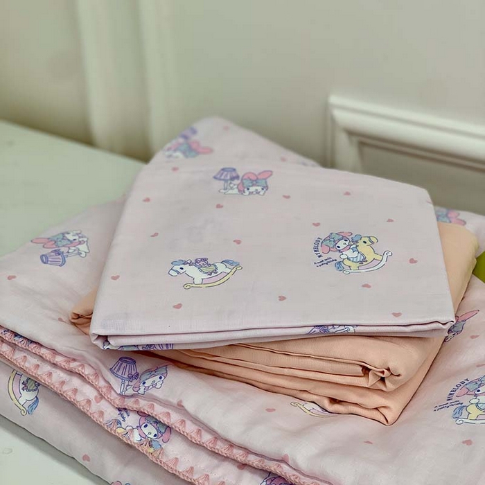 91家纺网 家纺一手货源 找家纺 源启生活 2025新款A类贝壳边款双层纱夏被 木马美乐蒂