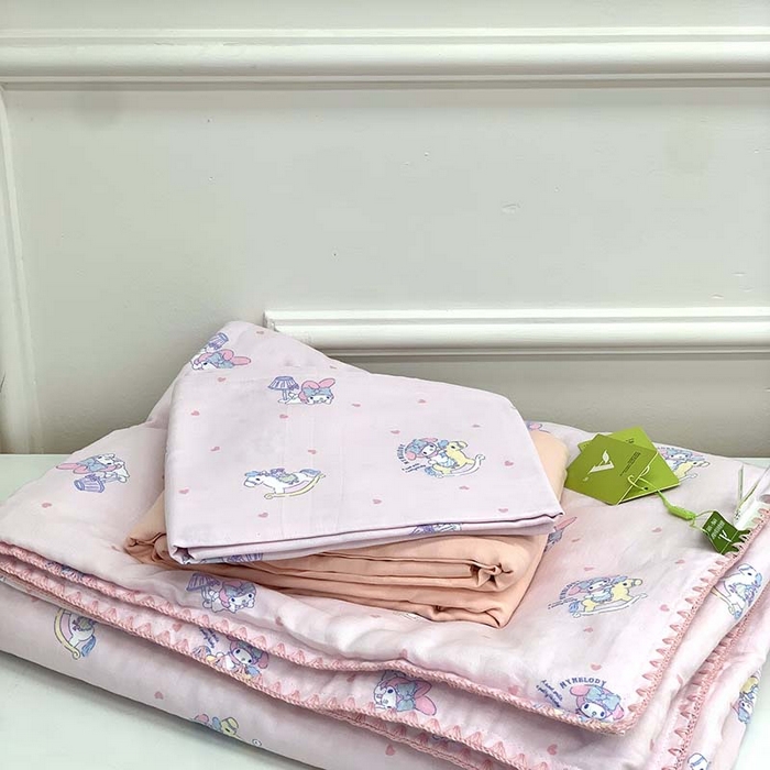 91家纺网 家纺一手货源 找家纺 源启生活 2025新款A类贝壳边款双层纱夏被 木马美乐蒂