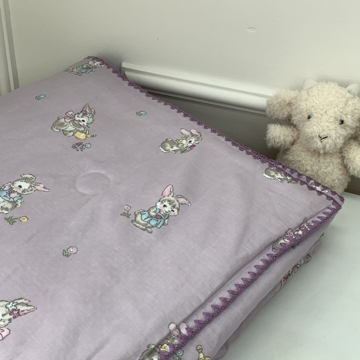 91家纺网 家纺一手货源 找家纺 源启生活 2025新款A类贝壳边款双层纱夏被 妮可兔