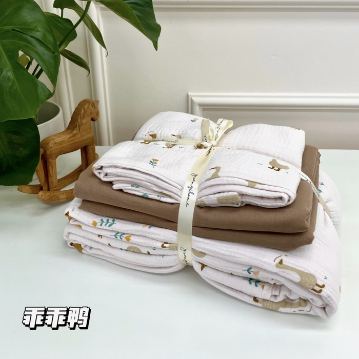 91家纺网 家纺一手货源 找家纺 源启生活 2025新款全棉A类双层皱皱纱四件套 乖乖鸭