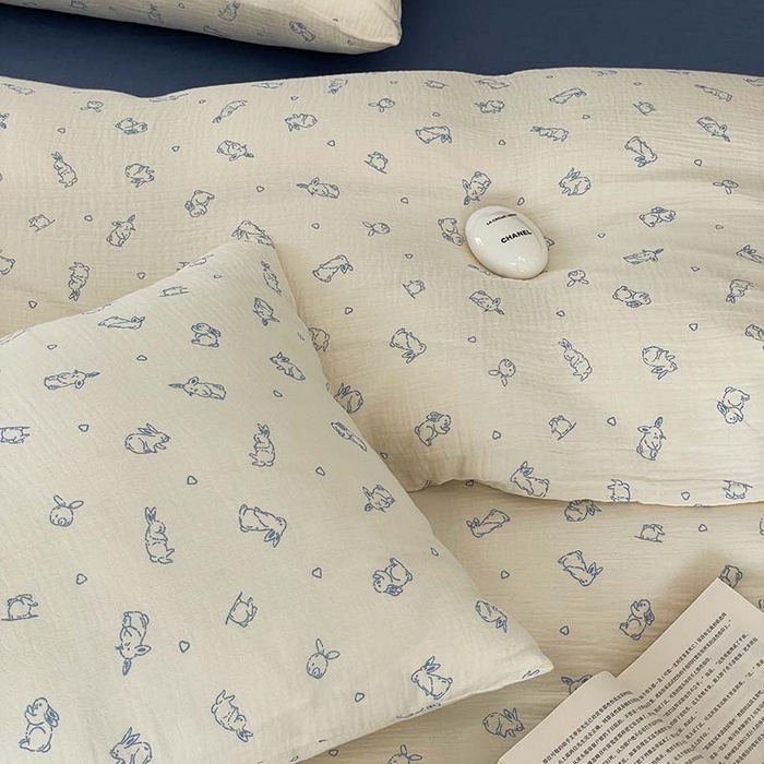 91家纺网 家纺一手货源 找家纺 源启生活 2025新款全棉A类双层皱皱纱四件套 奶油兔兔