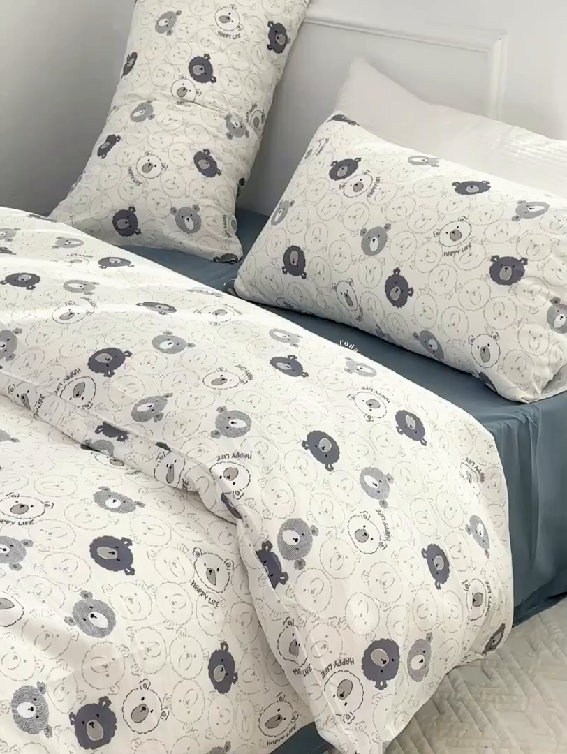 91家纺网 家纺一手货源 找家纺 源启生活 2025新款A类抗菌有氧双层纱全棉印花四件套 蓝色小熊