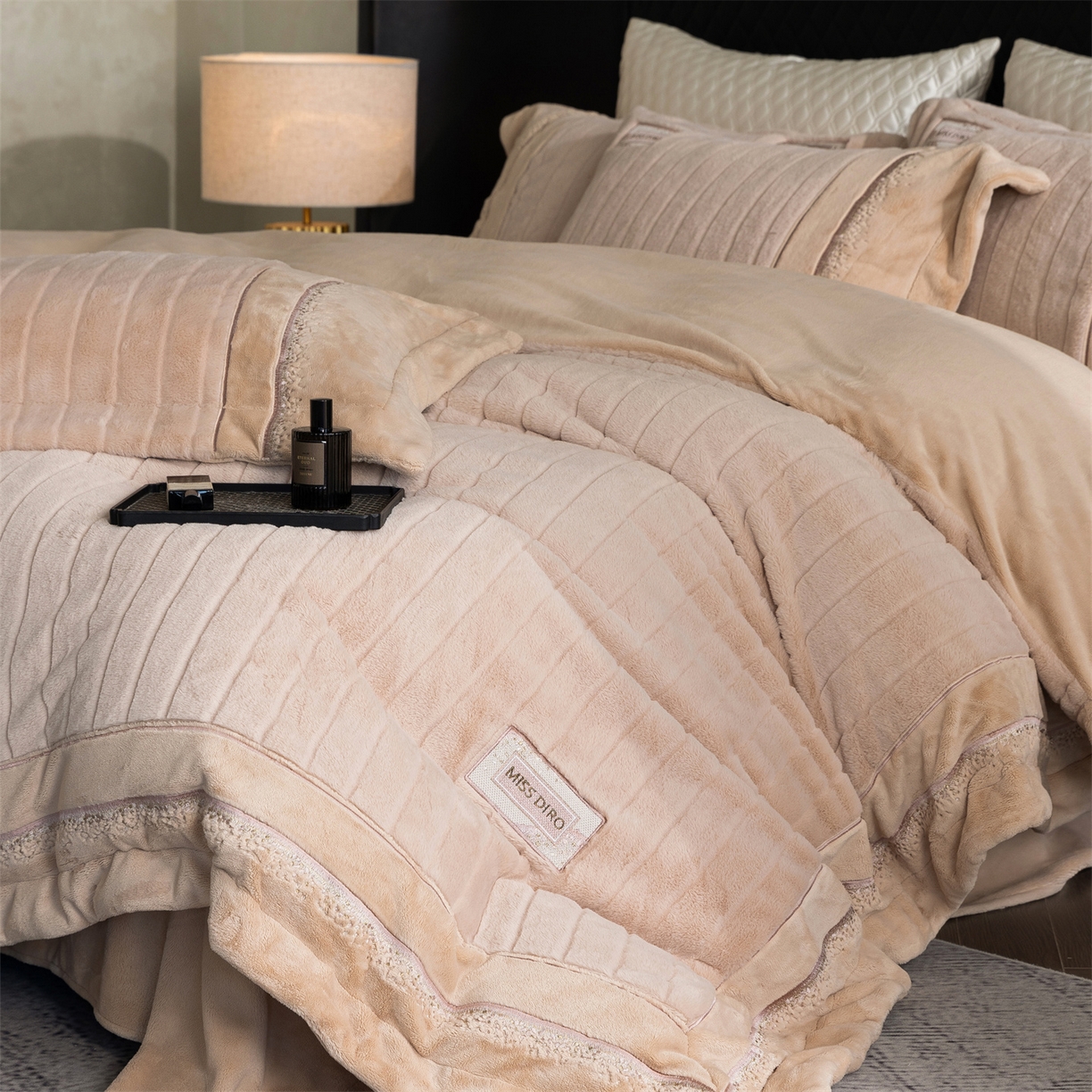 91家纺网 家纺一手货源 找家纺 鼎飞家纺 2025新款A类兔绒压花+全消光牛奶绒四件套--贝尔雅系列 贝尔雅-奶咖