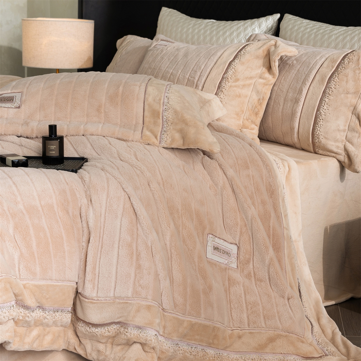 91家纺网 家纺一手货源 找家纺 鼎飞家纺 2025新款A类兔绒压花+全消光牛奶绒四件套--贝尔雅系列 贝尔雅-奶咖