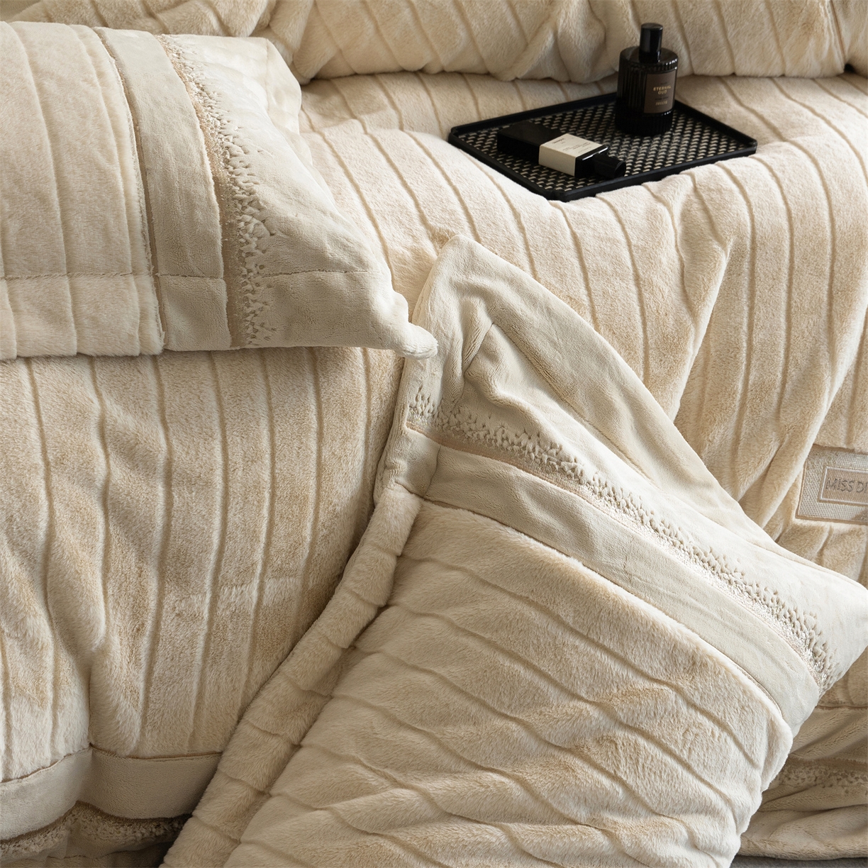 91家纺网 家纺一手货源 找家纺 （总）鼎飞家纺 2025新款A类兔绒压花+全消光牛奶绒四件套--贝尔雅系列