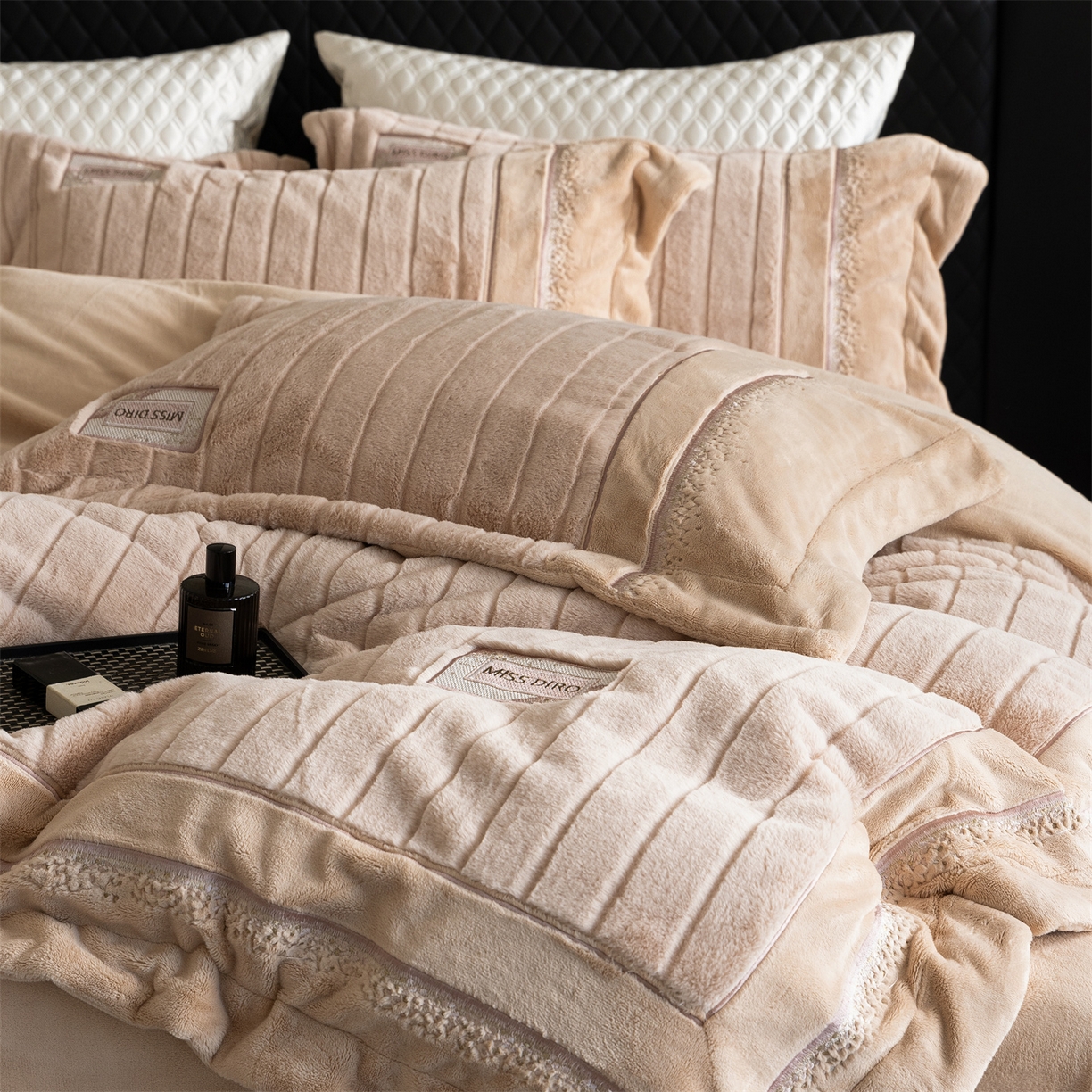 91家纺网 家纺一手货源 找家纺 鼎飞家纺 2025新款A类兔绒压花+全消光牛奶绒四件套--贝尔雅系列 贝尔雅-奶咖