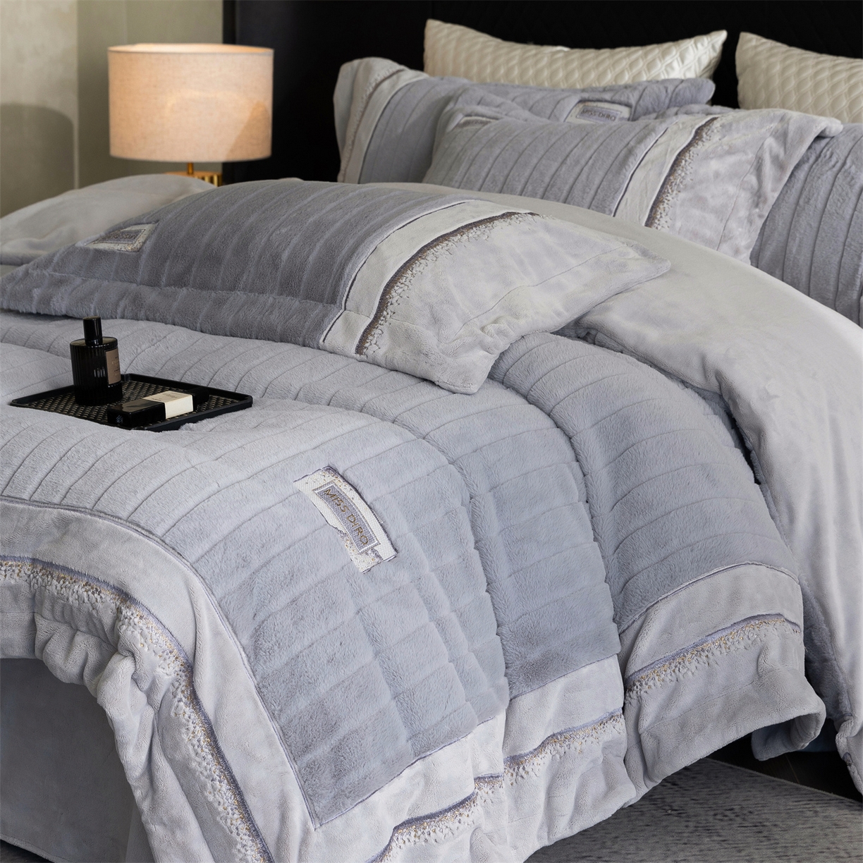 91家纺网 家纺一手货源 找家纺 鼎飞家纺 2025新款A类兔绒压花+全消光牛奶绒四件套--贝尔雅系列 贝尔雅-烟灰