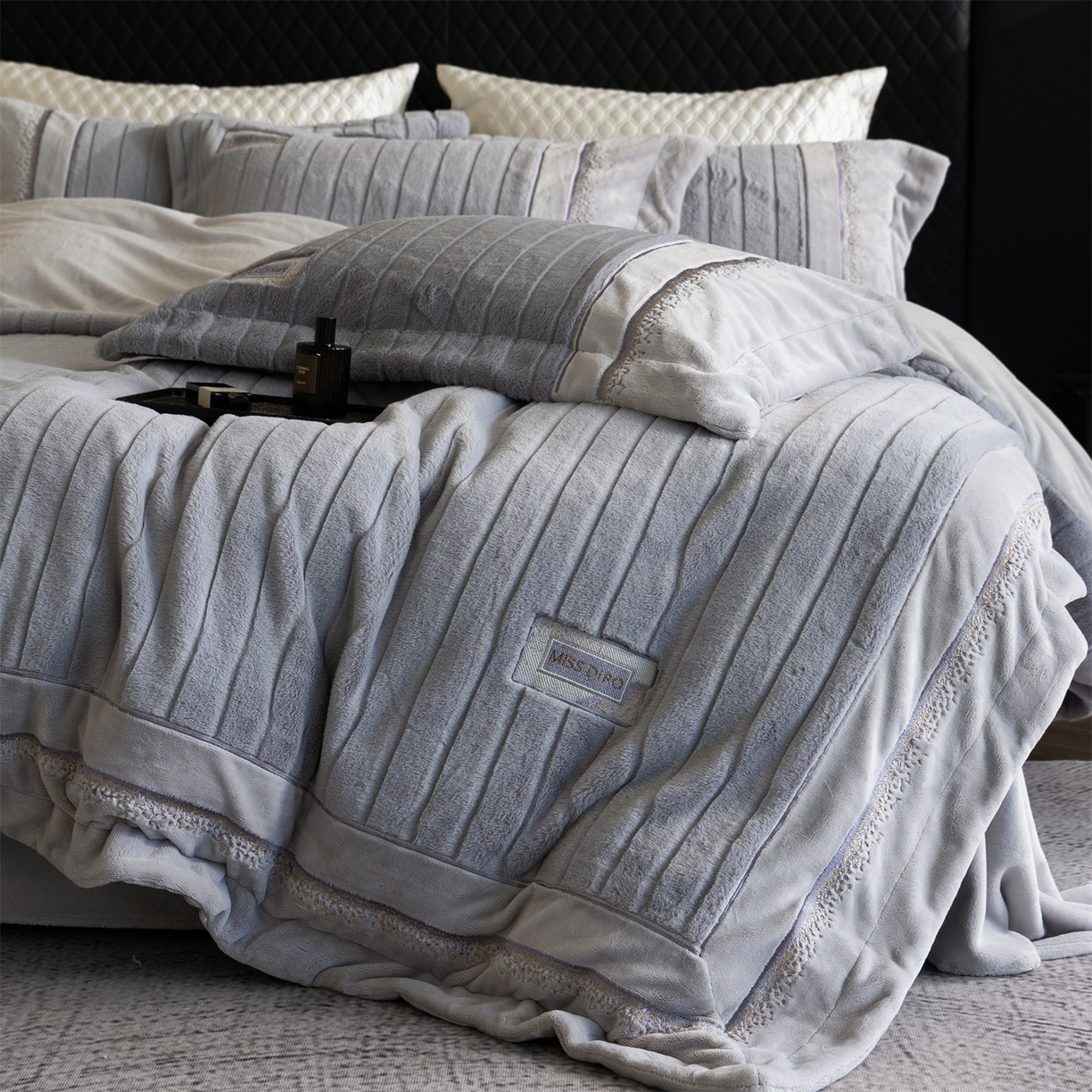 91家纺网 家纺一手货源 找家纺 鼎飞家纺 2025新款A类兔绒压花+全消光牛奶绒四件套--贝尔雅系列 贝尔雅-烟灰