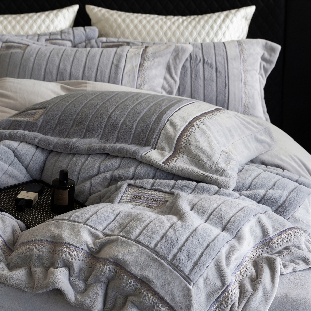 91家纺网 家纺一手货源 找家纺 鼎飞家纺 2025新款A类兔绒压花+全消光牛奶绒四件套--贝尔雅系列 贝尔雅-烟灰