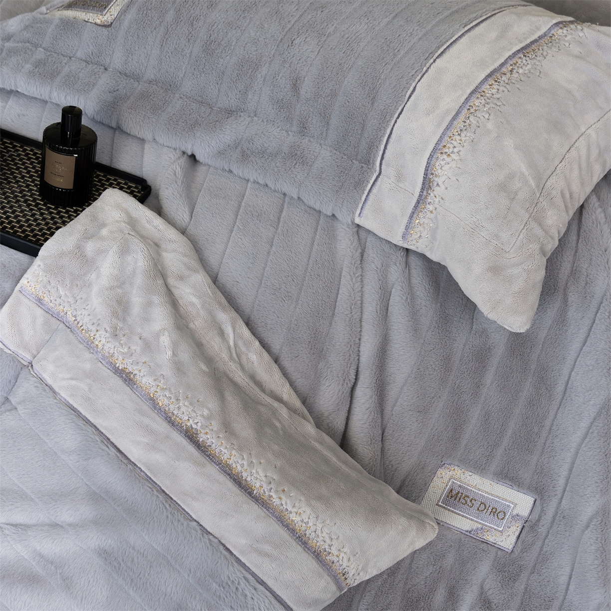 91家纺网 家纺一手货源 找家纺 鼎飞家纺 2025新款A类兔绒压花+全消光牛奶绒四件套--贝尔雅系列 贝尔雅-烟灰