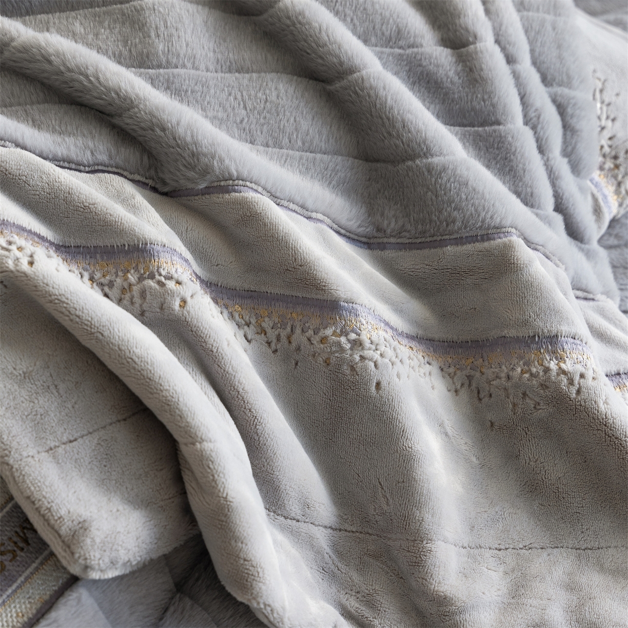 91家纺网 家纺一手货源 找家纺 鼎飞家纺 2025新款A类兔绒压花+全消光牛奶绒四件套--贝尔雅系列 贝尔雅-烟灰