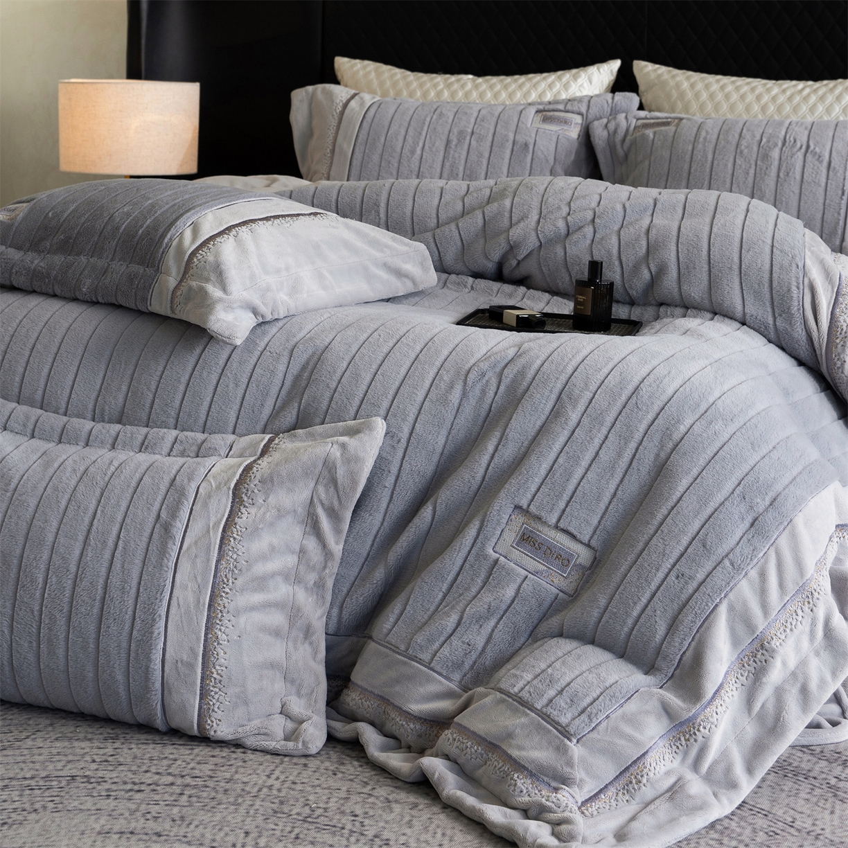 91家纺网 家纺一手货源 找家纺 鼎飞家纺 2025新款A类兔绒压花+全消光牛奶绒四件套--贝尔雅系列 贝尔雅-烟灰