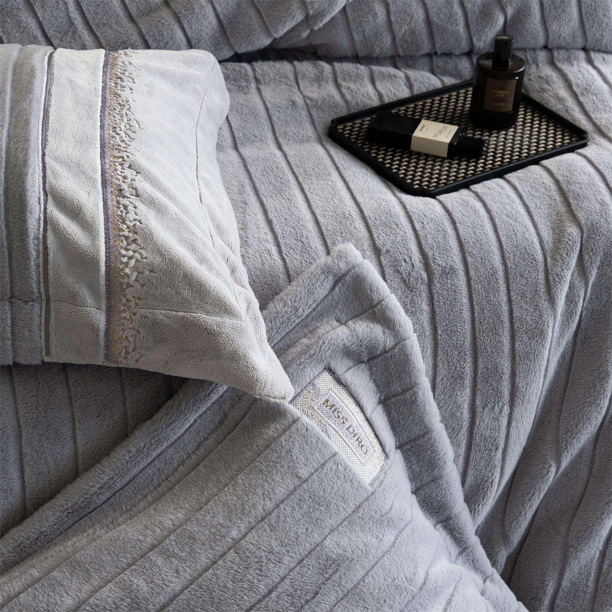 91家纺网 家纺一手货源 找家纺 鼎飞家纺 2025新款A类兔绒压花+全消光牛奶绒四件套--贝尔雅系列 贝尔雅-烟灰