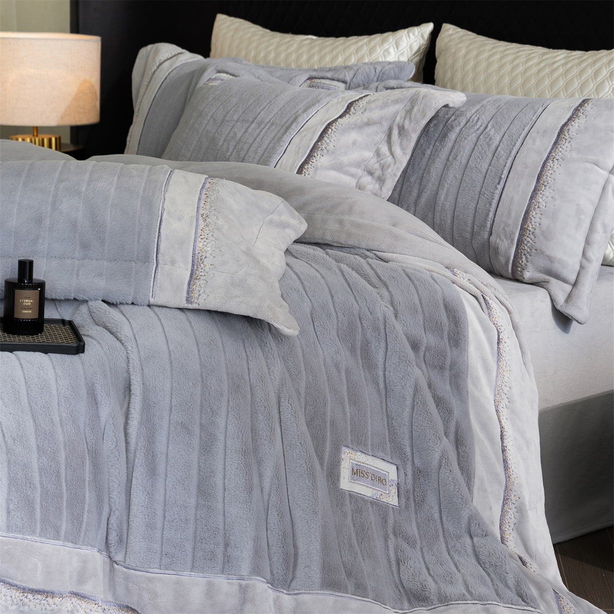 91家纺网 家纺一手货源 找家纺 鼎飞家纺 2025新款A类兔绒压花+全消光牛奶绒四件套--贝尔雅系列 贝尔雅-烟灰