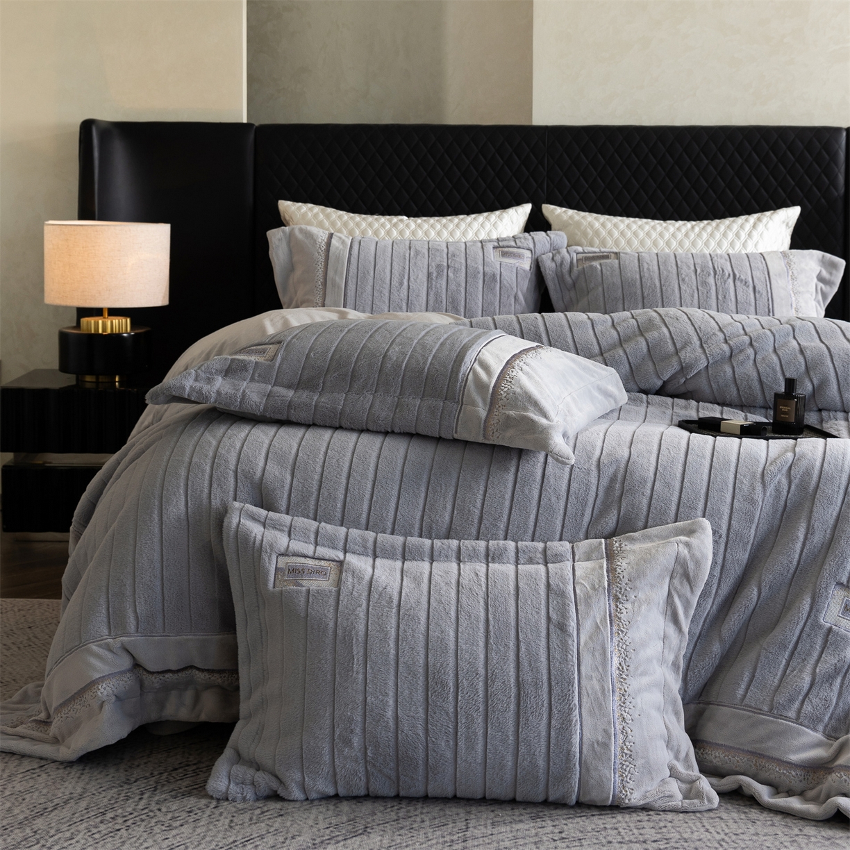 91家纺网 家纺一手货源 找家纺 鼎飞家纺 2025新款A类兔绒压花+全消光牛奶绒四件套--贝尔雅系列 贝尔雅-烟灰