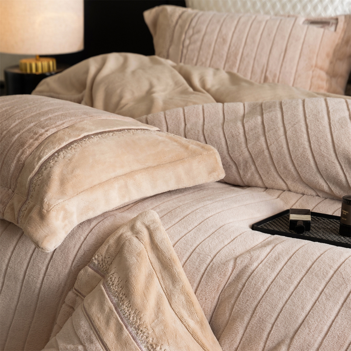 91家纺网 家纺一手货源 找家纺 鼎飞家纺 2025新款A类兔绒压花+全消光牛奶绒四件套--贝尔雅系列 贝尔雅-奶咖