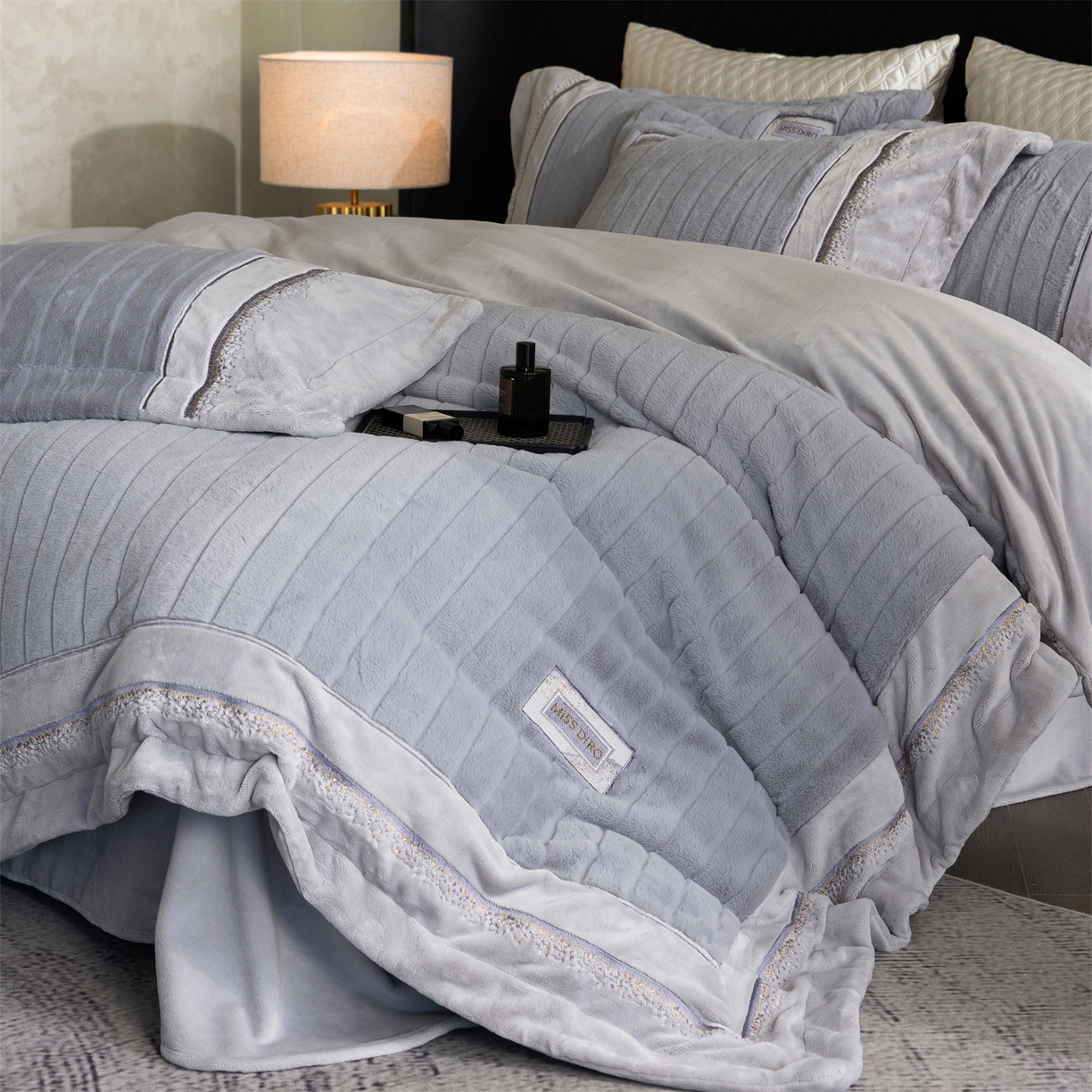 91家纺网 家纺一手货源 找家纺 鼎飞家纺 2025新款A类兔绒压花+全消光牛奶绒四件套--贝尔雅系列 贝尔雅-烟灰